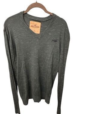 Hollister Men’s V-Neck Icon Sweater. Gray. XS.